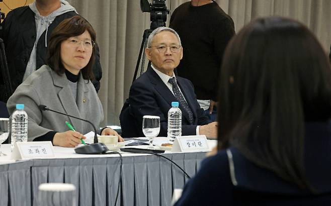 문체부 장미란 제2차관(왼쪽)과 유인촌 장관. 문체부