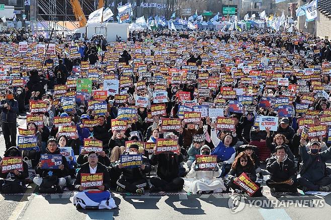 (서울=연합뉴스) 임화영 기자 = 29일 서울 종로구 동십자각 인근에서 더불어민주당 박찬대 원내대표, 조국혁신당 김선민 대표 권한대행 참석하에 열린 야5당 대통령 탄핵 촉구 사전집회에서 참가자들이 구호를 외치고 있다. 2025.3.29 hwayoung7@yna.co.kr 연합뉴스
