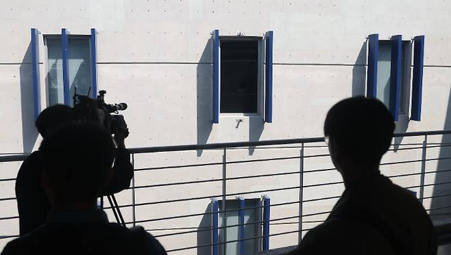 경남 창원 NC 파크 건물에서 구조물이 떨어져 팬 1명이 숨지고 2명이 부상을 당하는 사고가 벌어졌다. 사진은 구조물이 떨어져 나간 건물 외관. 연합뉴스