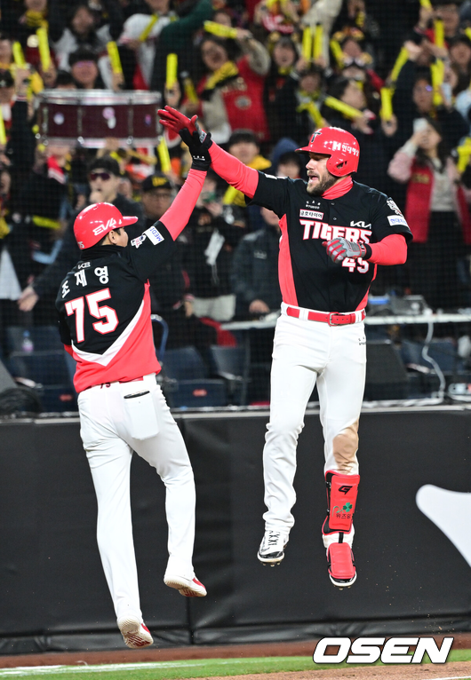 [OSEN=대전, 최규한 기자] 30일 대전한화생명볼파크에서 ‘2025 신한 SOL Bank KBO리그’ 한화 이글스와 KIA 타이거즈의 경기가 열렸다.홈팀 한화는 류현진, 방문팀 KIA는 아담 올러를 선발로 내세웠다.6회초 무사 선두타자로 나선 KIA 위즈덤이 동점 좌월 솔로포를 날리고 그라운드를 돌며 조재영 코치와 기뻐하고 있다. 2025.03.30 / dreamer@osen.co.kr