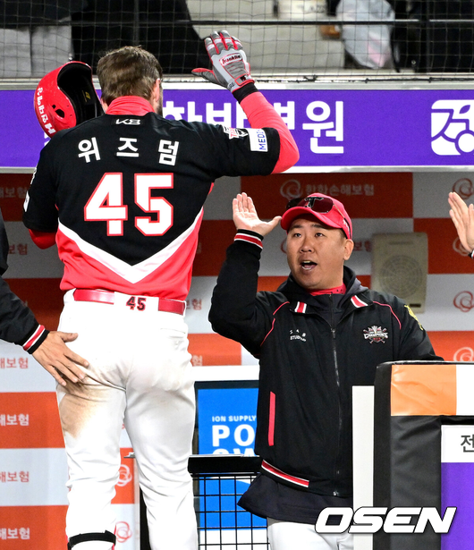 [OSEN=대전, 최규한 기자] 경기를 마치고 승리한 KIA 이범호 감독과 외국인타자 위즈덤이 인사를 나누고 있다. 2025.03.30 / dreamer@osen.co.kr