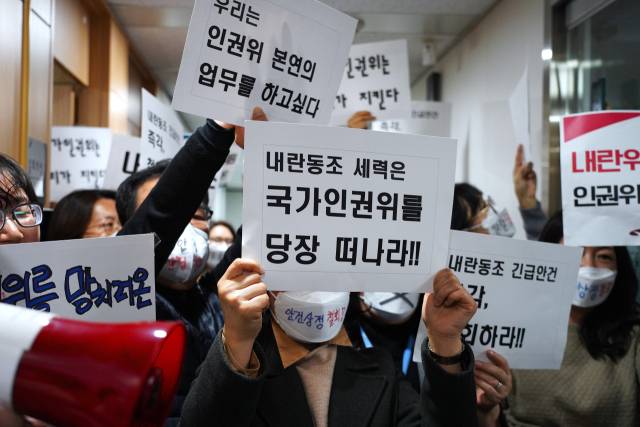 ▲국가인권위원회 직원들이 13일 서울 중구 국가인권위원회 전원위원회 회의실 앞에서 윤석열 대통령의 방어권을 보장하라는 안건을 철회를 촉구하고 있다.ⓒ프레시안(박상혁)