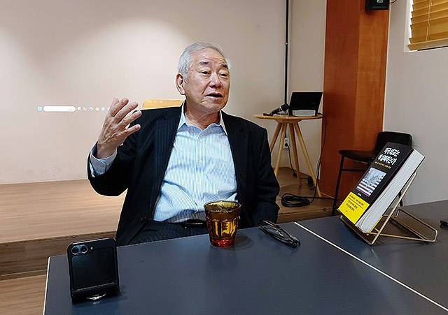 ▲ 최근 <미국 외교는 왜 실패하는가-트럼프 2.0, 미국이 만드는 세계의 명암>을 출간한 문정인 연세대학교 명예특임교수가 기자들과 만나 질문에 답하고 있다. ⓒ메디치미디어