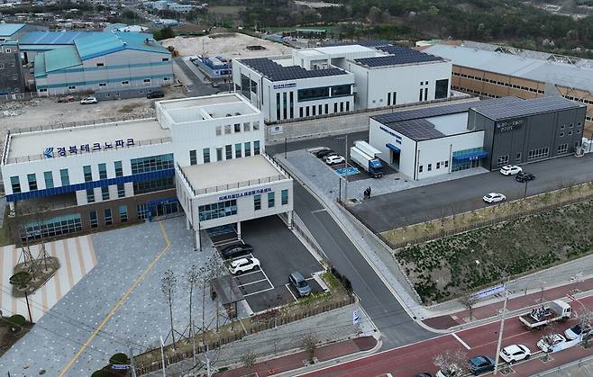 &nbsp;경주외동공단에 자리한 탄소소재 부품 리사이클링센터의 미래차 첨단소재 성형가공센터 전경ⓒ경주시