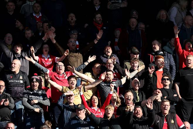 렉섬 팬들이 지난달 위컴비와의 리그원 경기에서 뜨거운 응원을 펼치고 있다. Getty Images코리아