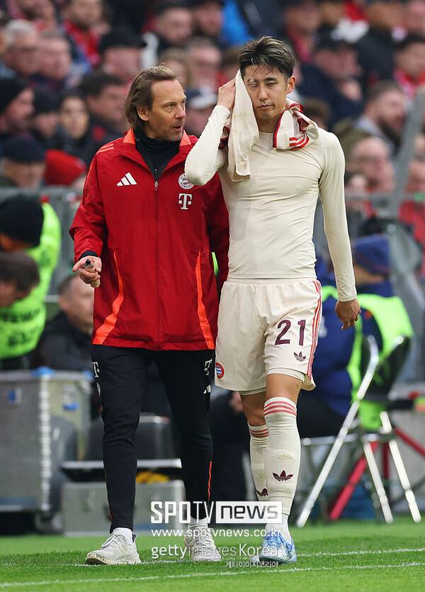 ▲ 뱅상 콩파니 바이에른 뮌헨 감독 입장에서는 다요 우파메카노, 알폰소 데이비스가 대표팀에 차출된 뒤 부상을 당해 돌아와 속이 터지는 상황에서 이토 히로키까지 경기 중 주저 앉아 걱정이 더 커졌다. 김민재의 독박 수비는 피하기 어려운 일이 됐다.