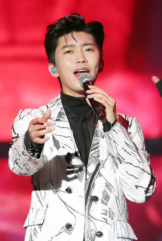 트로트 가수 임영웅이 28일 마이뮤직테이스트로 중계된 2020 Asia Artist Awards(2020 아시아 아티스트 어워즈, 2020 AAA)에서 멋진 무대를 선보이고 있다.이날 임영웅은 'AAA 최애돌 인기상, 핫이슈상'과  대상인 '올해의 트로트' 상 등 3관왕의 영예를 안았다.스타뉴스가 주최하고 AAA 조직위원회가 주관하는 AAA는 어디에서도 보지 못했던 새로운 무대를 선보이며 전 세계 팬들의 눈과 귀를 사로잡아 명실상부 NO.1 글로벌 시상식으로 거듭났다.