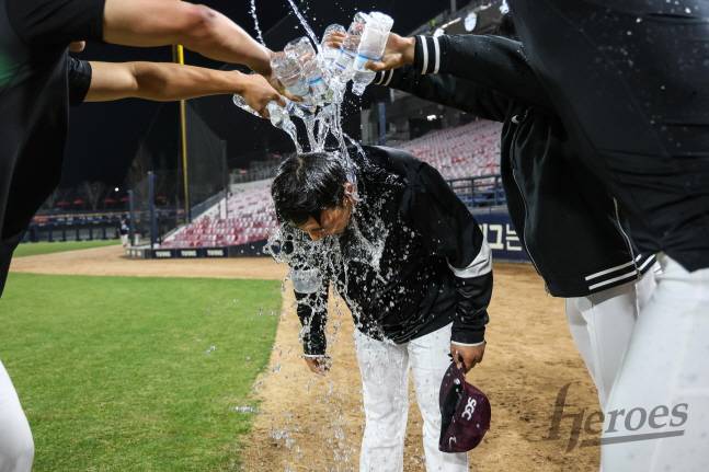 승리 후 동료들에게 물 벼락 축하를 받고 있는 정현우(가운데). /사진=키움 히어로즈 제공