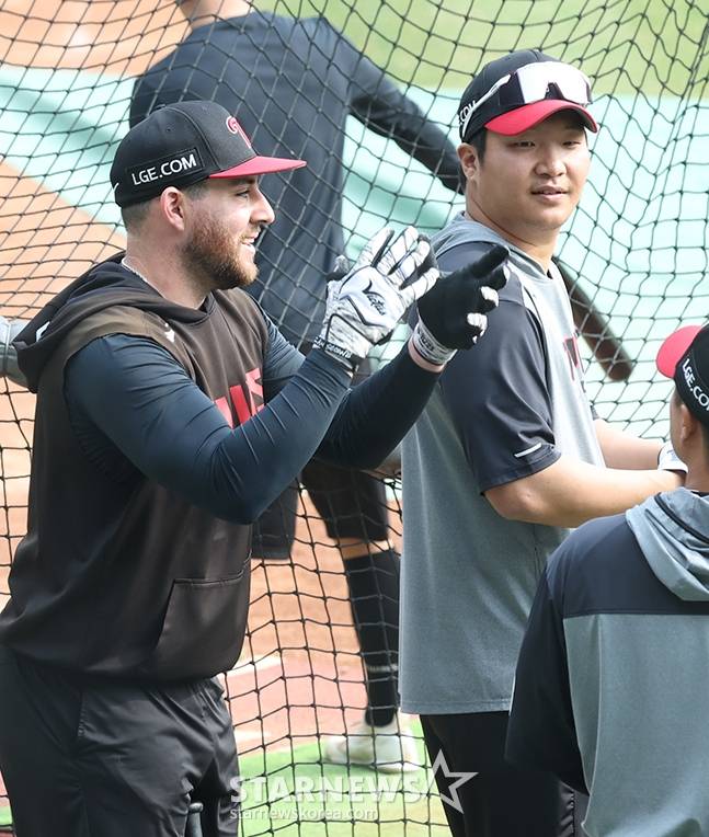 2025 신한 SOL Bank KBO리그 LG 트윈스 대 한화 이글스 경기가 27일 잠실야구장에서 열렸다.  LG 오스틴과 문보경이 밝은 표정으로 훈련을 하고 있다. /사진=김진경 대기자