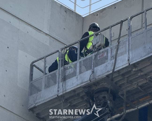 1일 창원NC파크 외벽에 설치된 알루미늄 루버에 대한 점검이 진행 중이다. /사진=양정웅 기자