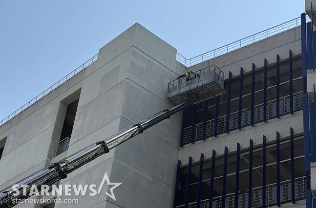 1일 창원NC파크 외벽에 설치된 알루미늄 루버에 대한 점검이 진행 중이다. /사진=양정웅 기자