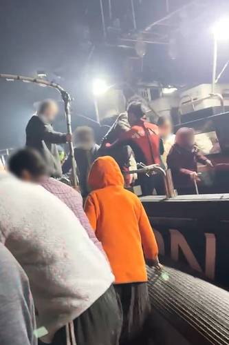 해경 배에 올라타는 영덕 경정3리 주민 [전대헌씨 제공 동영상 캡처. 재판매 및 DB 금지]