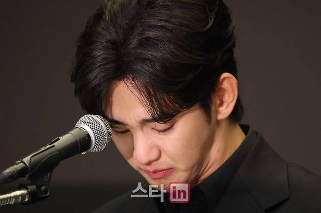 [이데일리 스타in 이영훈 기자] 배우 김수현이 31일 오후 서울 마포구 스탠포드 호텔에서 기자회견을 열고 미성년자였던 고 김새론과 교제했다는 의혹 등에 대해 입장을 밝히고 있다.