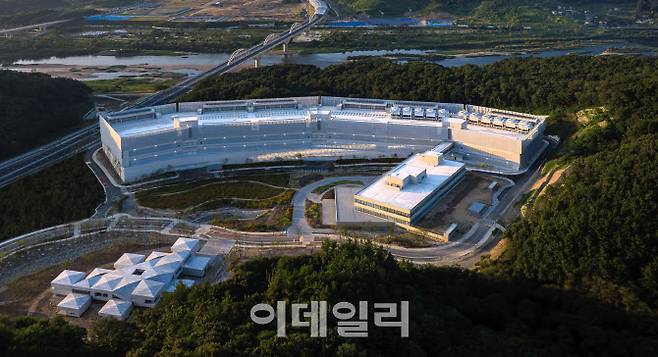 지난 2019년 당시 전국 154개 지자체가 유치전에 뛰어들었던 네이버의 두번째 데이터센터 ‘각 세종’ 전경. 세종시는 ‘각 세종’이 2023년 말 가동을 시작하면서 지역 이미지 개선과 경제활성화 등 여러 이점을 누리고 있다.(사진=데이터센터 각)
