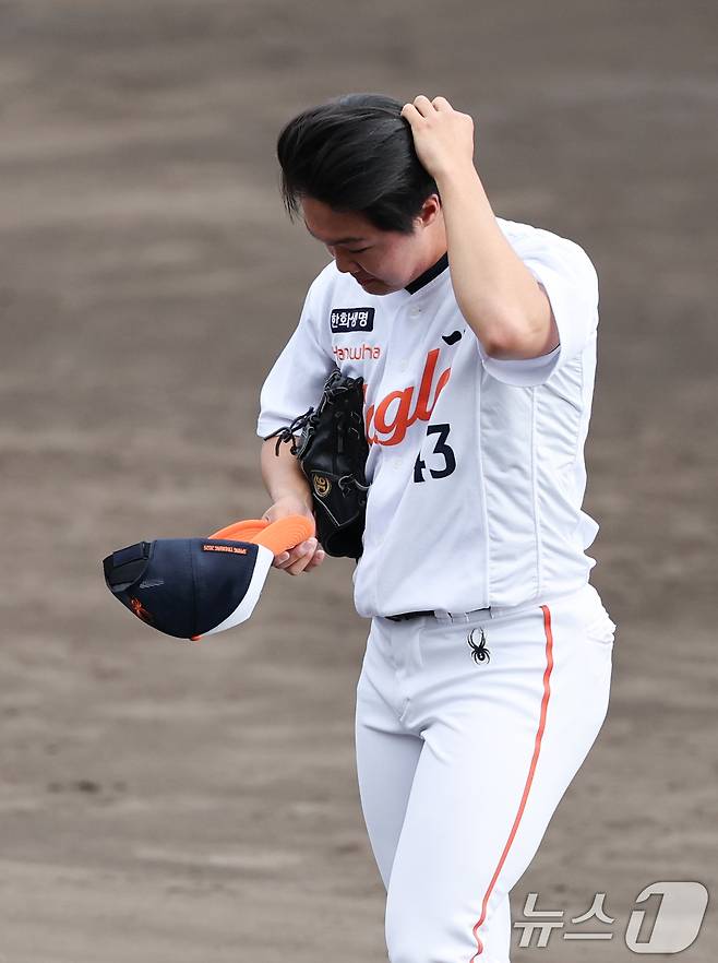 한화 정우주가 26일 일본 오키나와 고친다 야구장에서 열린 KT 위즈와 한화 이글스 연습경기에서 2실점으로 1이닝을 마친 뒤 마운드를 내려오고 있다. 2025.2.26/뉴스1 ⓒ News1 허경 기자