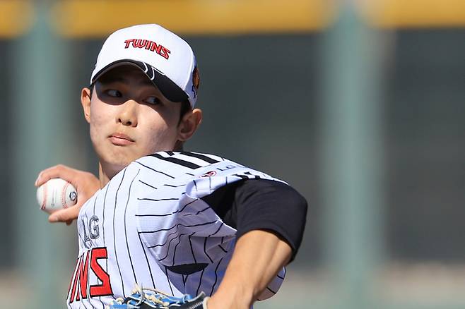 김영우가 데뷔전에서 시속 157㎞ 공을 뿌렸다. ‘즉시전력감’으로 떠오르고 있다. 사진 | 연합뉴스