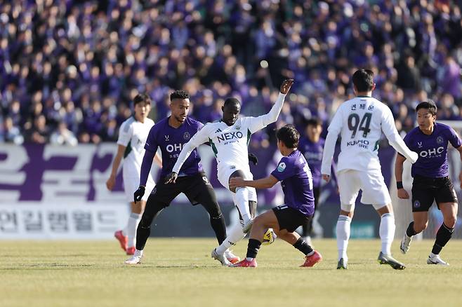 안양종합운동장/ K리그1/ FC안양 vs 전북현대모터스/ 안양 모따, 전북 보아텡/ 사진 곽동혁