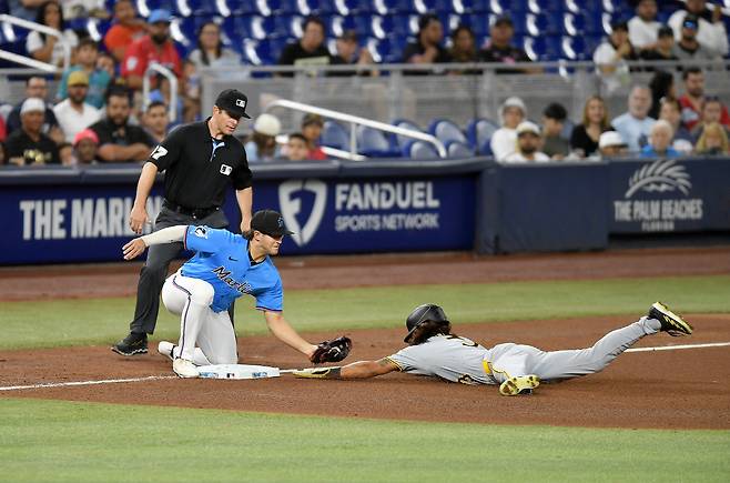 조급함과 무모함이 어렵게 잡은 메이저리그 기회를 다 날리고 있다. 피츠버그 파이리츠 배지환(26)이 또 실망스러운 플레이로 팀에 해를 끼쳤다. 이대로라면 마이너리그행 통보를 피하기 어려울 듯 하다.

30일 경기에서 첫 선발로 나왔다가 4타수 무안타에 삼진만 3개를 당한 배지환은 31일 마이애미전 8회초 2사 후 대주자로 나왔다가 3루 도루에 실패하며 이닝을 끝내버렸다. 3루에서 태그아웃 당하는 배지환.

<저작권자(c) 연합뉴스, 무단 전재-재배포, AI 학습 및 활용 금지>