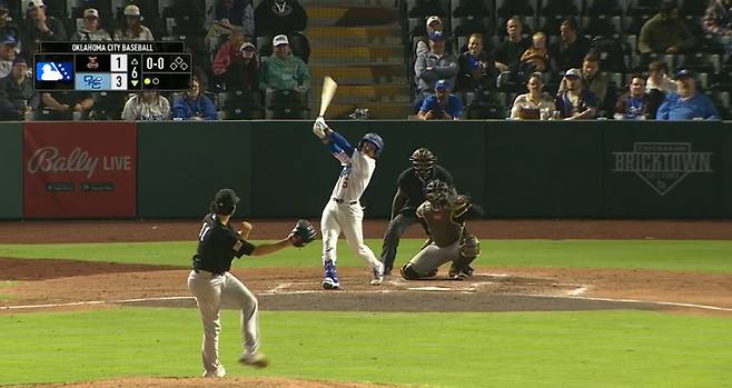 2일 엘파소의 경기에서 2루타를 치고 있는 김혜성.  MLB닷컴  중계영상캡쳐