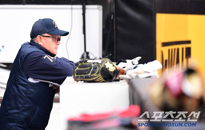2일 대전 한화생명 볼파크에서 열리는 KBO리그 한화와 롯데의 경기. 선수들 훈련 지켜보고 있는 한화 김경문 감독. 대전=송정헌 기자songs@sportschosun.com/2025.04.02/