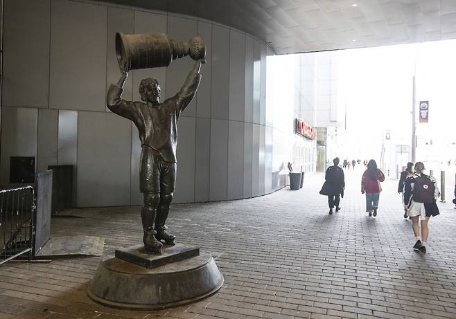 　◇최근 NHL 에드먼턴 오일러스의 홈구장인 로저스 플레이스 밖에 있는 웨인 그레츠키 동상이 배설물로 뒤덮였다. AP 연합뉴스