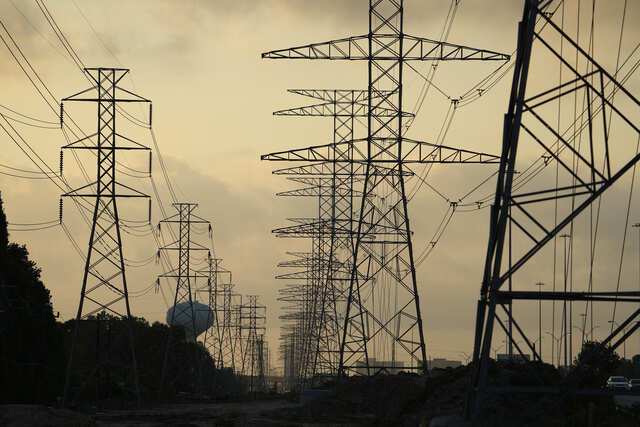 산업통상자원부는 2일 국내 최장기 지연사업이었던 ‘북당진-신탕정 송전선로(345kV)’ 사업의 준공식을 개최했다. 사진은 미 텍사스주 휴스턴의 송전탑. / 뉴시스