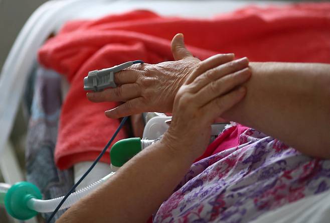 2022년 1월 26일 러시아 볼고그라드의 임상응급병원 7호에서 코로나19에 걸린 환자가 치료를 받고 있는 모습. 사진은 기사와 관련이 없음. /로이터통신