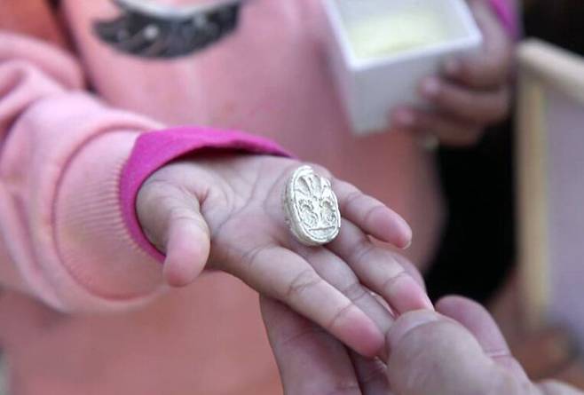 이스라엘의 한 3살 소녀가 가족과 함께 유적지를 여행하던 중 발견한 유물. /예루살렘 포스트