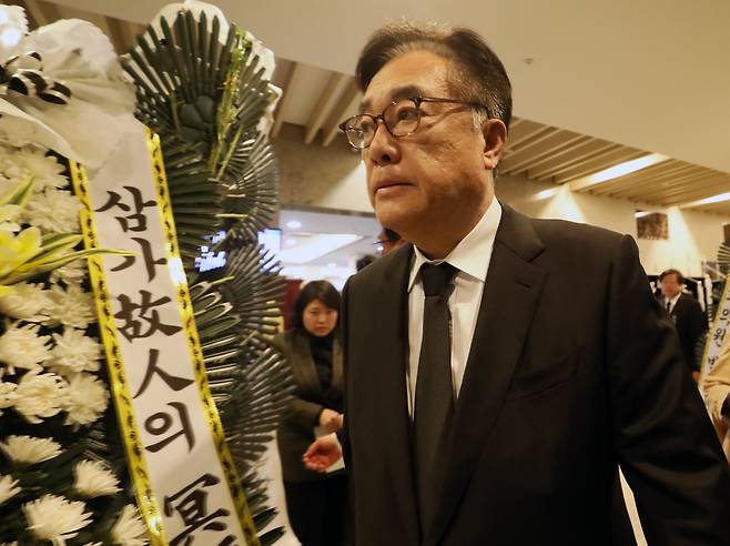 정진석 대통령비서실장이 2일 오후 부산 해운대백병원 장례식장에 마련된 고(故) 장제원 전 국민의힘 의원의 빈소를 찾아 조문한 뒤 이동하고 있다./뉴스1