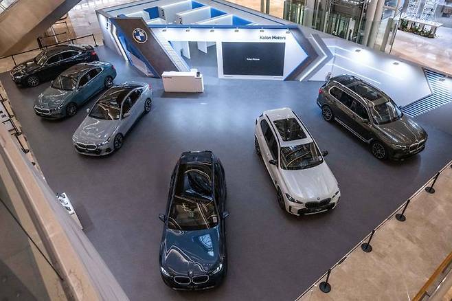 코오롱모터스가 서울 잠실 롯데월드몰 1층 아트리움 광장에서 운영하는 'BMW 아이코닉 라운지'. ⓒ코오롱모터스