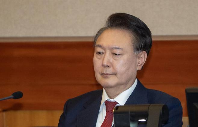 윤석열 대통령이 2월 20일 오후 서울 종로구 헌법재판소 대심판정에서 열린 탄핵심판 10차 변론기일에 출석해 생각에 잠겨 있다. 2025.02.20 사진공동취재단