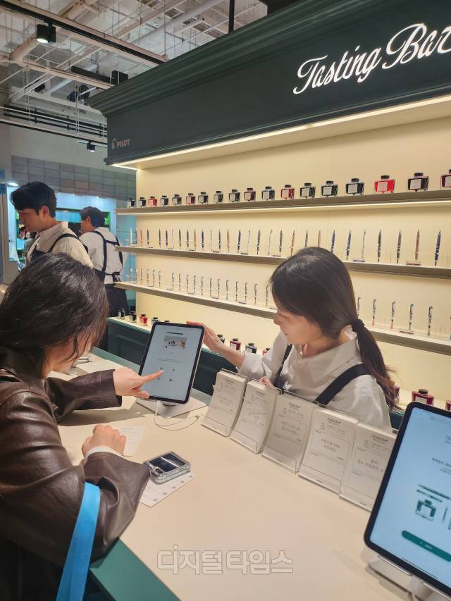 2일 서울 삼성동 코엑스에서 열린 '인벤타리오 : 2025 문구 페어' 내 '한국파이롯트' 부스에서 방문객이 만년필 시필 프로그램에 참여하고 있다. 사진= 김수연기자 newsnews@dt.co.kr