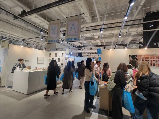 2일 서울 삼성동 코엑스에서 29CM과 포인트오브뷰가 함께 개최한 '인벤타리오 : 2025 문구 페어'에서 방문객들이 부스를 둘러보고 있다. 사진= 김수연기자 newsnews@dt.co.kr