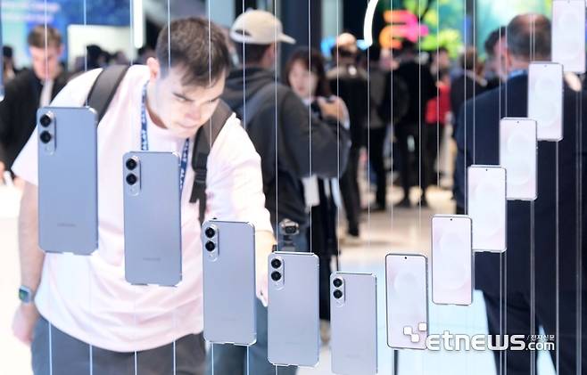 삼성전자 MWC2025 부스에서 관람객이 역대 갤럭시S 시리즈 중 가장 얇은 디자인의 '갤럭시S25 엣지'를 살펴보고 있다. 김민수 mskim@etnews.com