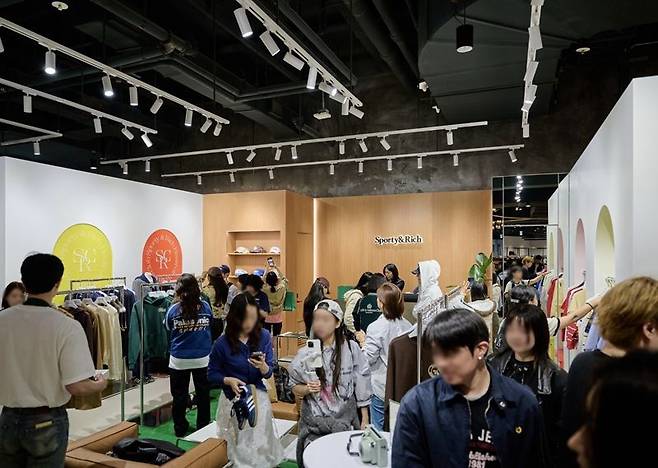 서울 송파구 롯데에비뉴엘 잠실 '스포티앤리치' 매장이 사람들로 붐비고 있다. 롯데백화점 제공
