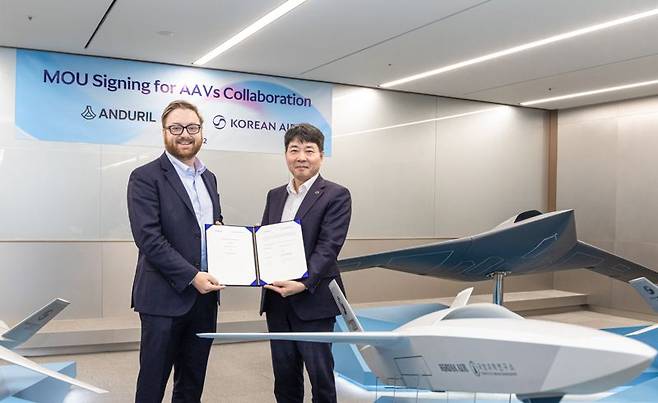임진규 대한항공 항공우주사업본부장 전무(오른쪽)가 2일 서울 중구 대한항공 항공우주사업본부 서울사무소에서 브라이언 쉼프 안두릴 공동창업자 겸 최고경영자(Co-Founder and CEO)와 '자율형 무인기 개발 협력을 위한 양해각서(MOU)'를 체결한 뒤 기념촬영을 하고 있다. 대한항공 제공