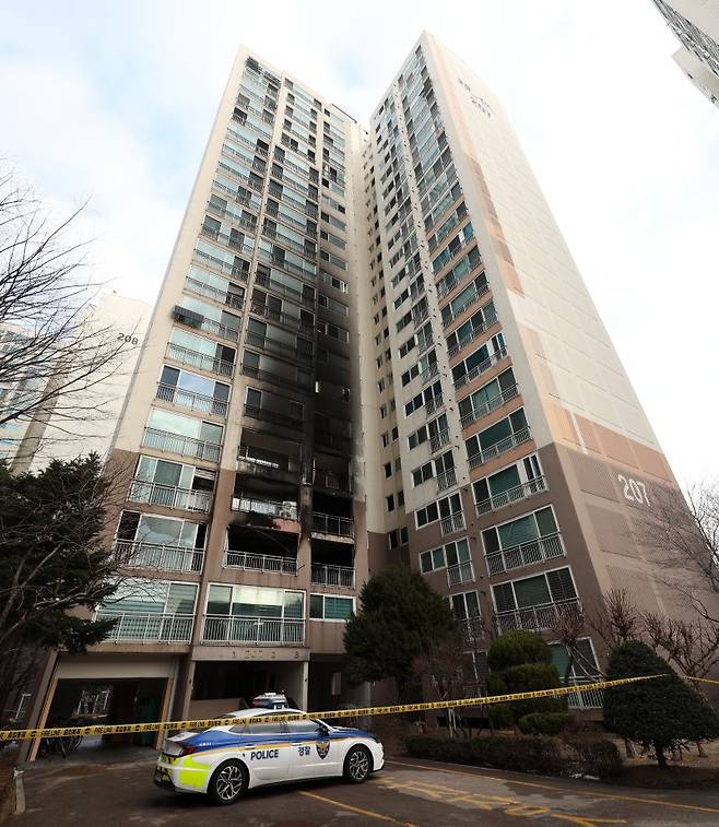 지난 2023년 12월 25일 서울 도봉구 방학동의 한 아파트 단지에 발생한 화재로 그을음이 생겨있다. 뉴시스