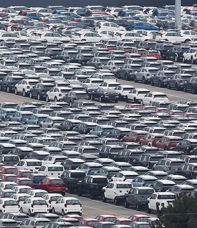 수출 앞둔 자동차들 도널드 트럼프 미국 대통령이 2일(현지시간) 이른바 상호관세를 발표하고 즉각 시행에 들어간다. 상호관세와 별개로 지난달 12일 철강·알루미늄 제품에 대해 25% 관세가 시행된 데 이어 3일 0시를 기준으로 자동차에도 25% 관세가 부과된다. 이날 경기 평택항에 수출용 차량이 세워져 있는 모습. 연합뉴스