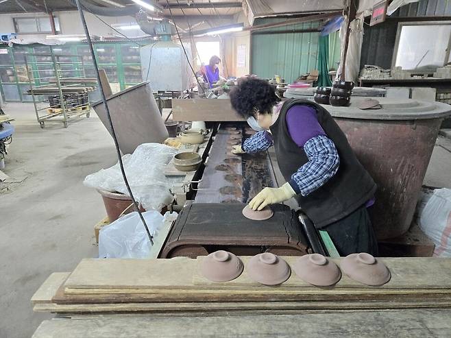 지난달 17일 충남 보령시에 위치한 다이소 뚝배기 제조업체 보령세라믹 공장 모습. 박지영 기자
