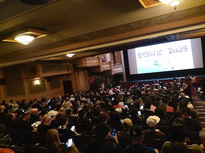 개봉작이 상영되는 오스틴시 파라마운트 극장엔 빈자리가 없었다. 김광수 선임기자