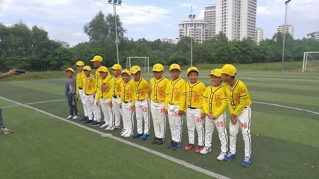 삼성 라이온즈 구자욱 선수의 후원을 받았던 베트남 유소년 야구팀 선수들. 이들 중 몇몇이 자라서 베트남 야구 대표팀 선수가 됐다. 권동혁 감독 제공