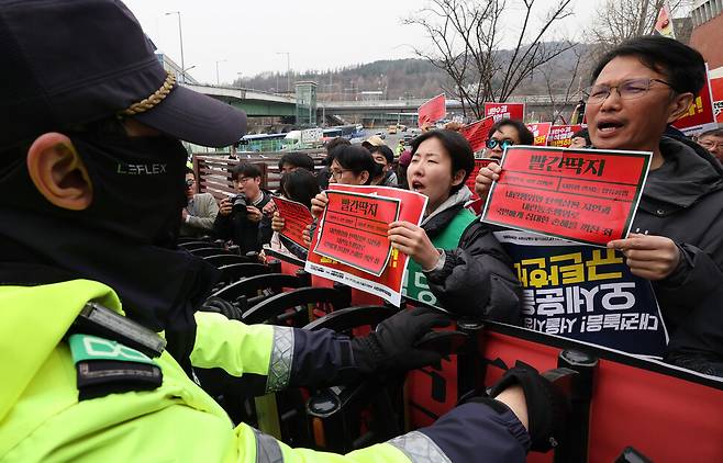 윤석열즉각파면·사회대전환 서울비상행동, 민주노총 서울본부 등 내란수괴 윤석열 파면버스 참가자들이 2일 오전 서울 용산구 대통령 관저 방행으로 탄핵을 촉구하며 행진을 하다가 경찰에 막혀 있다. 신소영 기자 viator@hani.co.kr
