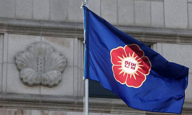 지난달 11일 오후 서울 종로구 헌법재판소 깃발이 바람에 흔들리고 있다. 김영원 기자 forever@hani.co.kr