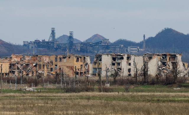 1일 러시아가 점령한 우크라이나 동부 도네츠크주 마린카에서 건물이 파괴된 채 버려져 있다. 마린카=로이터 연합뉴스