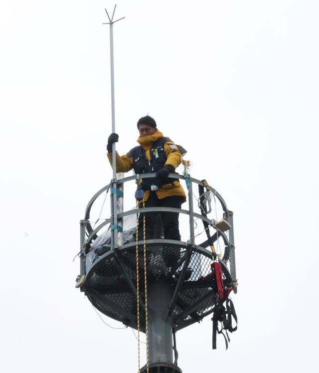 지난달 18일 김형수 금속노조 경남지부 거제통영고성 조선하청 지회장이 서울 중구 한화그룹 본사 앞 철탑에 올라 고공농성을 벌이고 있다. 하청지회는 상여금 인상 및 협력(하청)업체 상용직 고용 확대 등을 한화오션 측에 요구하고 있다. 연합뉴스