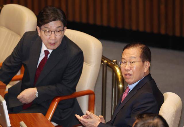 국민의힘 권영세 비상대책위원장과 권성동 원내대표가 2일 서울 여의도 국회에서 열린 제423회 국회(임시회) 제3차 본회의에서 대화하고 있다.뉴시스