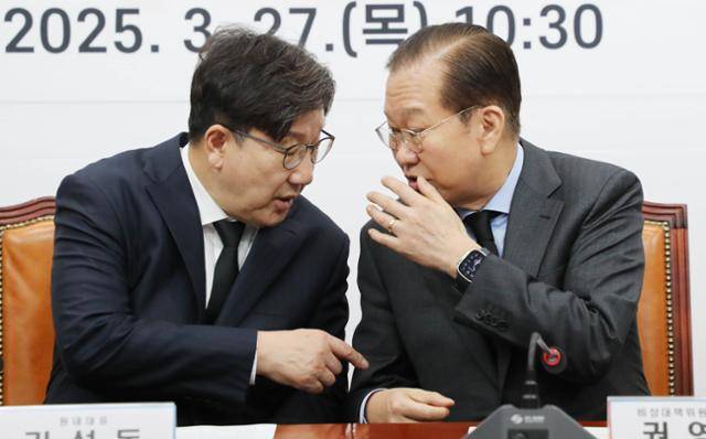 권영세 국민의힘 비상대책위원장이 지난달 27일 국회에서 열린 산불재난대응 특별위원회 긴급회의에서 권성동 원내대표와 대화하고 있다. 고영권 기자