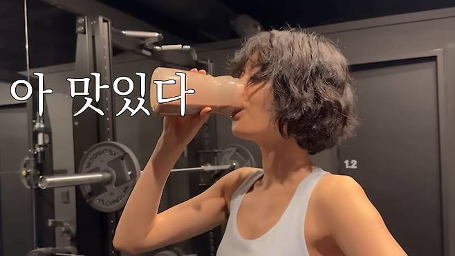 그룹 애프터스쿨 출신 배우 나나(33)가 운동 후 단백질 셰이크와 고구마, 과일을 먹었다./사진=유튜브 채널 ‘NA(     )NA’