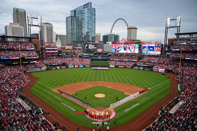 <yonhap photo-3351="">지난달 28일(한국시간) 미네소타와의 개막전이 열린 부시스타디움 전경. [AFP=연합뉴스]</yonhap>