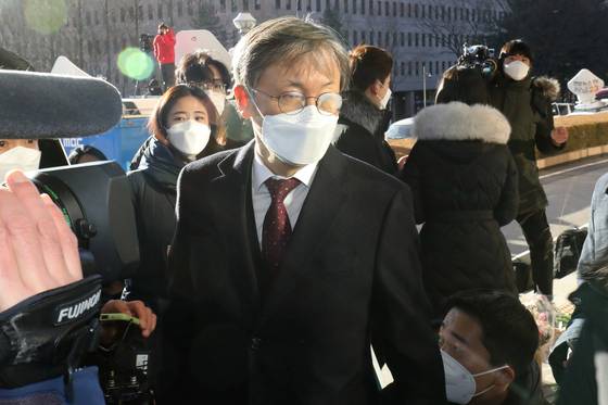 한동수 대검 감찰부장이 2020년 12월 윤석열 당시 검찰총장의 징계 여부 및 수위를 결정할 법무부 검사징계위원회에 참석하기 위해 과천 법무부 청사에 들어서고 있다. 그는 윤 대통령의 검찰총장 시절 그와 사사건건 맞섰던 숙적 중 한 명이었다. 강정현기자